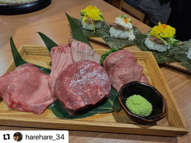 .
#Repost @harehare_34 with @use.repost
・・・
20㎜厚切り牛たんが食べ放題！？池袋の牛タン焼肉屋！

今回、TVやSNSで牛タン食べ放題が有名な一心たん助さんへ行って来ました。20㎜厚切り牛たん、仙台牛タン、牛タン
寿司まで食べ放題なんて、夢のようだ。食べ放題だから、
肉の質が落ちるのかなとか思いきや、どれも本当に美味しい。特に分厚いタンは歯応え抜群で美味しかった。一緒にこだわりのご飯を合わせると食欲が止まらない。
この価格で思う存分、牛タンを楽しめるなら、お得だと
思うし、1回は行っても損は無し。むしろ牛タン好きは
通いたくなるぐらいです。
店員さんは焼き方を丁寧に教えてくれて、店内は常に満席の
人気店ですが、牛タン好きにおすすめです。

All-you-can-eat 20mm thick-sliced ​​beef tongue!? A beef tongue yakiniku restaurant in Ikebukuro!

This time, I went to Isshin Tansuke, a restaurant famous for its all-you-can-eat beef tongue that has been featured on TV and social media. I thought the quality of the meat would not be good because it's all-you-can-eat, but everything was really delicious. The thick tongue in particular had a great bite and was delicious. The carefully selected rice is also delicious.
I think this price is a good deal, and beef tongue lovers will want to come back here again and again.
The staff will carefully explain how to grill it, and although it's a popular restaurant that's always full, I recommend it to beef tongue lovers.

以下食べた物です。

▪️自慢の牛タンや極上和牛も贅沢に堪能!!プレミアムコース　100分食べ放題　6578円　
※LINE登録で少し、食べれるお肉やデザートが増えます。
最初にスタンダードセットとして、上たん塩　黒、白、厚切り牛タン、仙台牛タンが出て来て、店員さんが焼き方や、食べ方を教えてくれます。この時点でそれぞれの牛タンを味わえるし、見栄えも良く、美味しい。

・STARTER SET(上たん塩　黒、白、厚切り牛タン、仙台牛タン)
・究極のネギ塩タン（池袋、上野店限定）
・ハンバーグ（1回注文限定）
・和牛焼きしゃぶロース
・ニクタク牛たん寿司（池袋、上野店限定）
・檸檬たるたる牛タン寿司（池袋、上野店限定）
・ミスジ
・上レバー
・上ハツ
・特選ハラミ
・たん刺し
・梅あえタン
・大和芋のとろろめし
・シューアイス
・雪見だいふく

ソフトドリンク飲み放題　748円
スタンダード飲み放題　1408円
プレミアム飲み放題　1738円
この3つから当日選択する形で、LINE登録でスタンダード飲み放題の料金でプレミアムに変更可。

・プレミアムモルツ〜香るエール〜
・プレミアムモルツ〜黒〜
・たん助レモンサワー

店名：焼肉一心たん助 池袋店
最寄り駅：池袋駅

Restaurant name: Yakiniku Isshin Tansuke Ikebukuro
Nearest station: Ikebukuro Station

#東京グルメ #池袋グルメ #池袋デート #池袋ディナー #池袋巡り #池袋オススメディナー #池袋西口グルメ #池袋西口ディナー #池袋居酒屋 #池袋西口居酒屋 #池袋ランチ #池袋西口ランチ #池袋昼飲み #池袋ご飯 #池袋焼肉 #池袋西口焼肉 #池袋食べ放題 #yakiniku #一心たん助 #japanesegourmet #japanesefood #japanfood #tokyogourmet #tokyofood #japantrip #tokyotrip